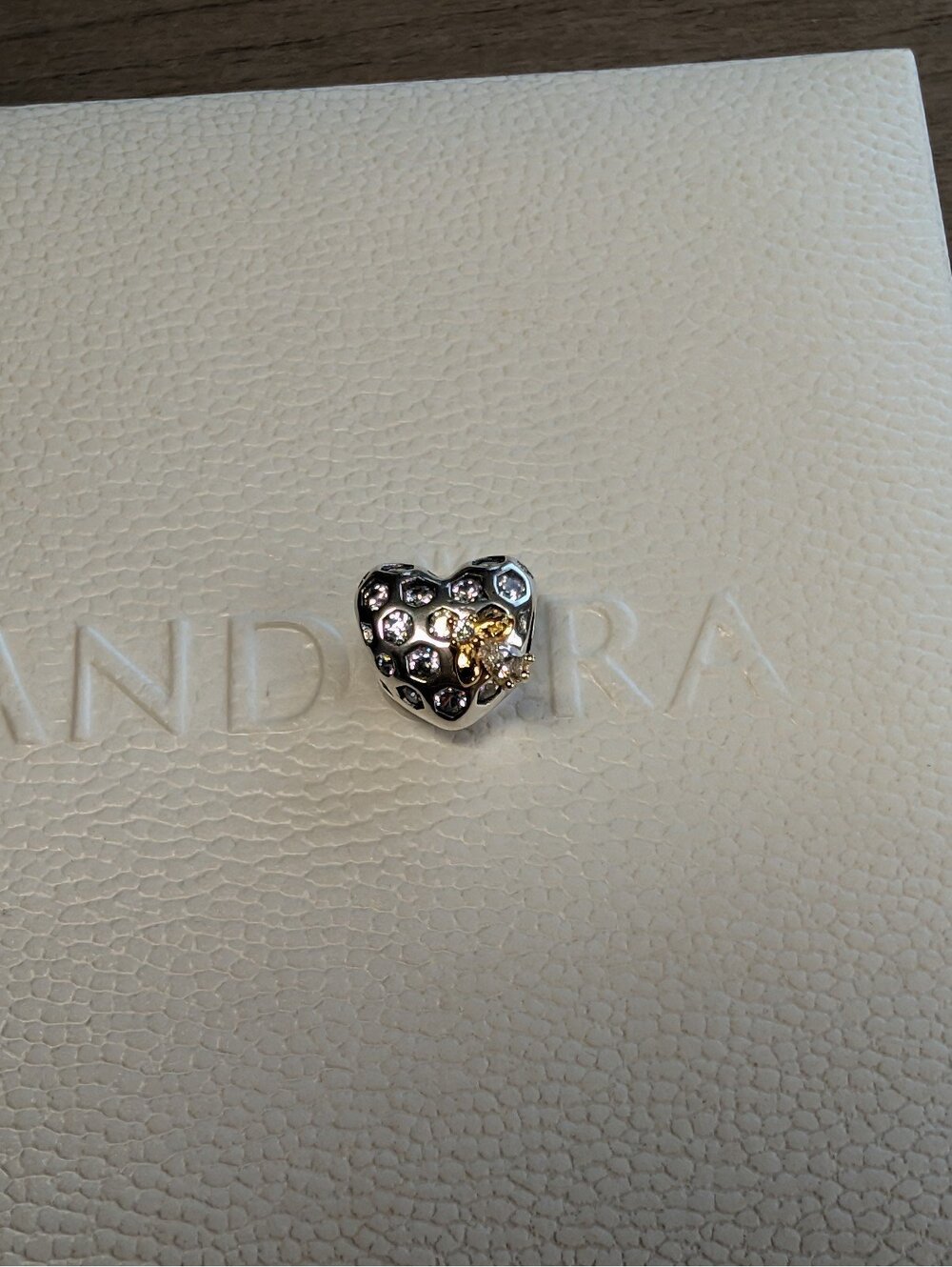 Pandora s925 ale/ale met bridgerton bee charm